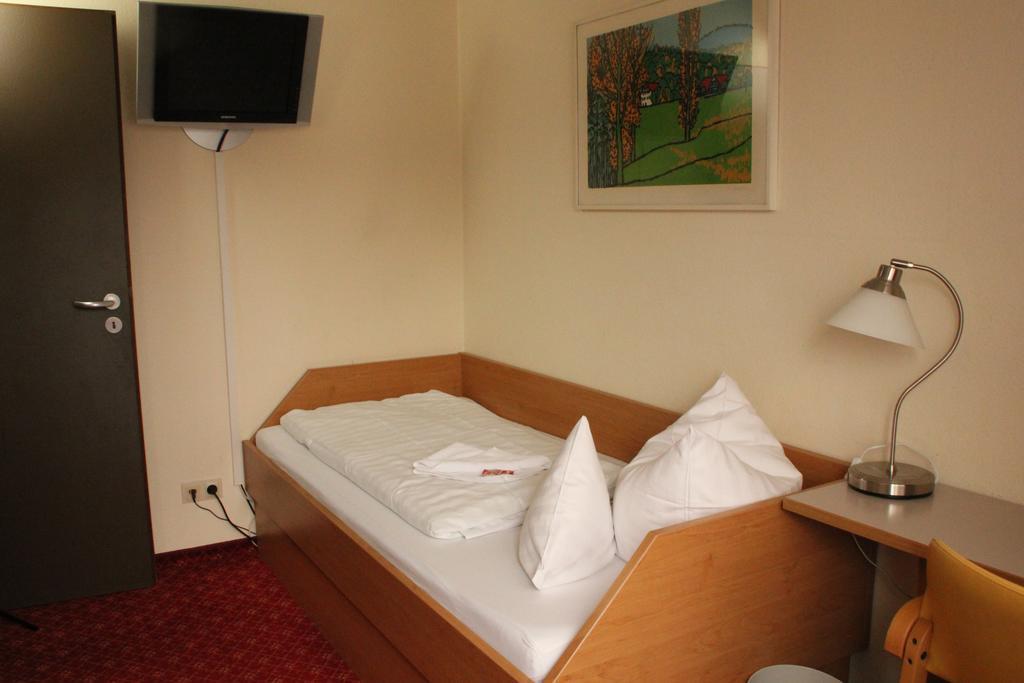 Hotel Traube Оффенбург Экстерьер фото